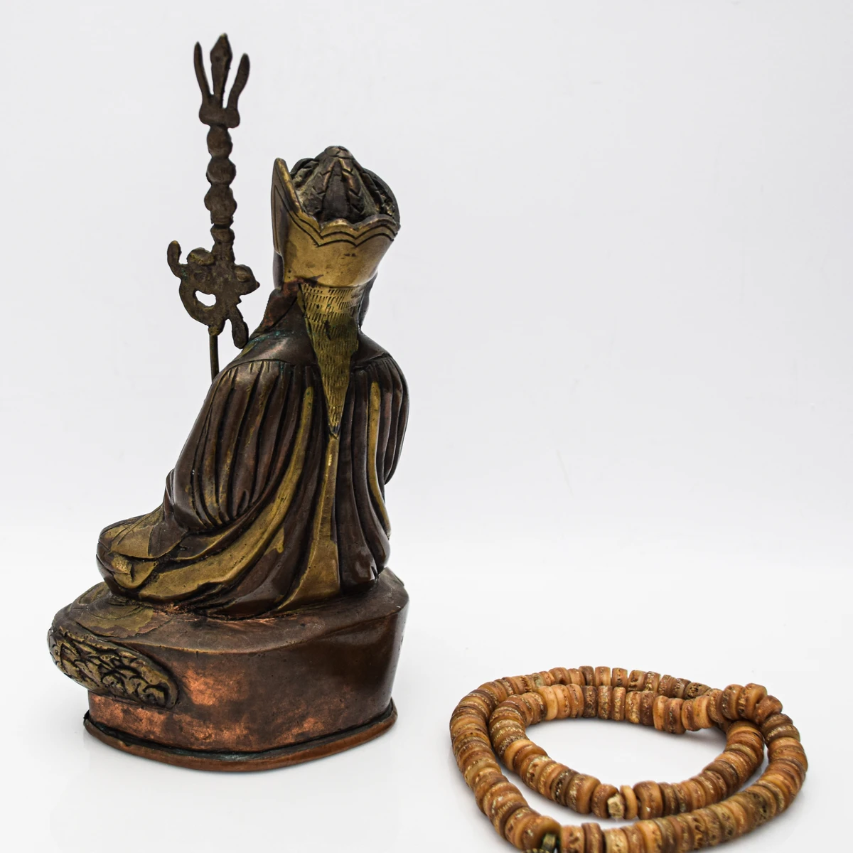 Θιβετιανό άγαλμα Guru Rinpoche με μάλα και ρολό με κείμενο, πλάγια όψη