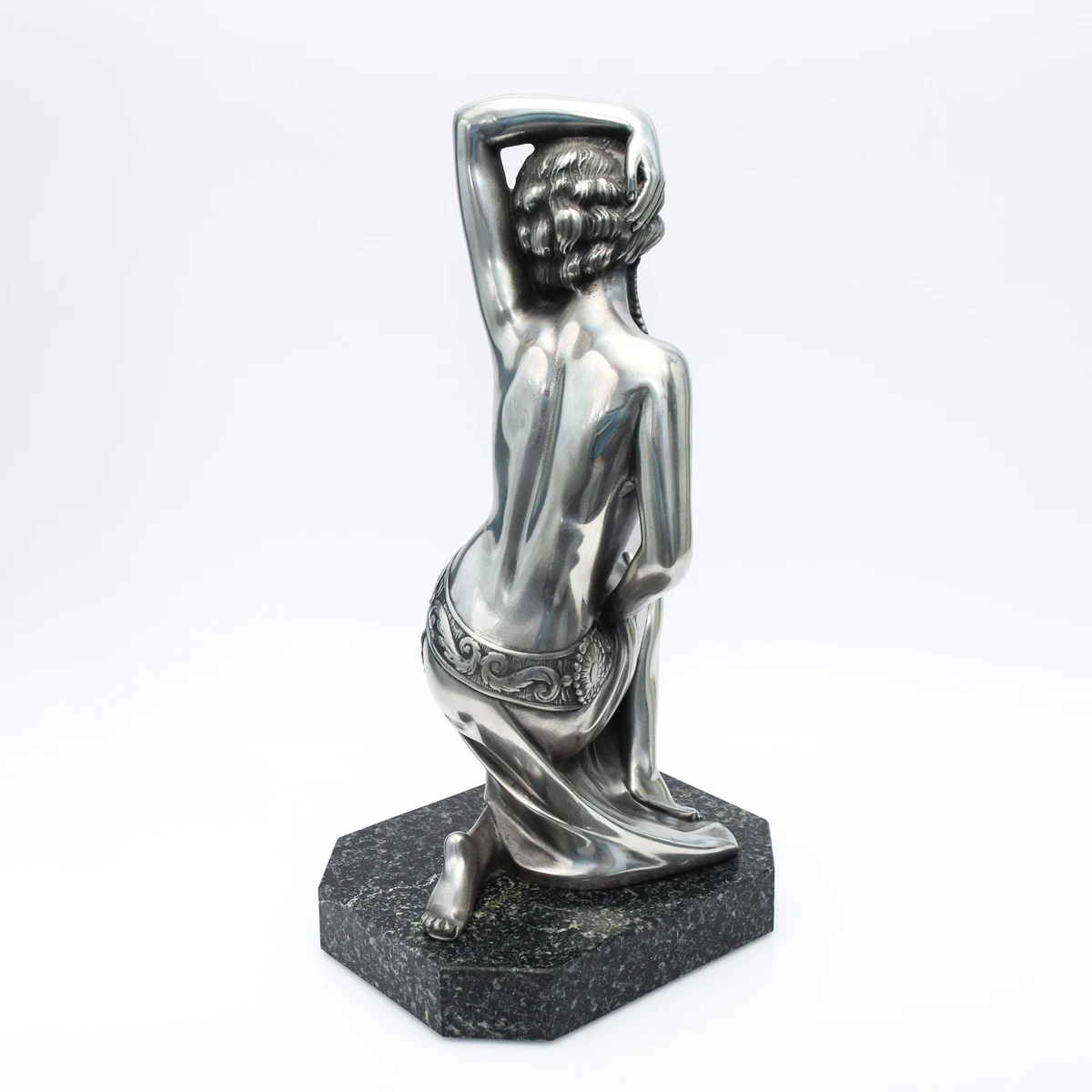 Άγαλμα Art Deco γονατιστής χορεύτριας με ασημί φινίρισμα, πίσω όψη