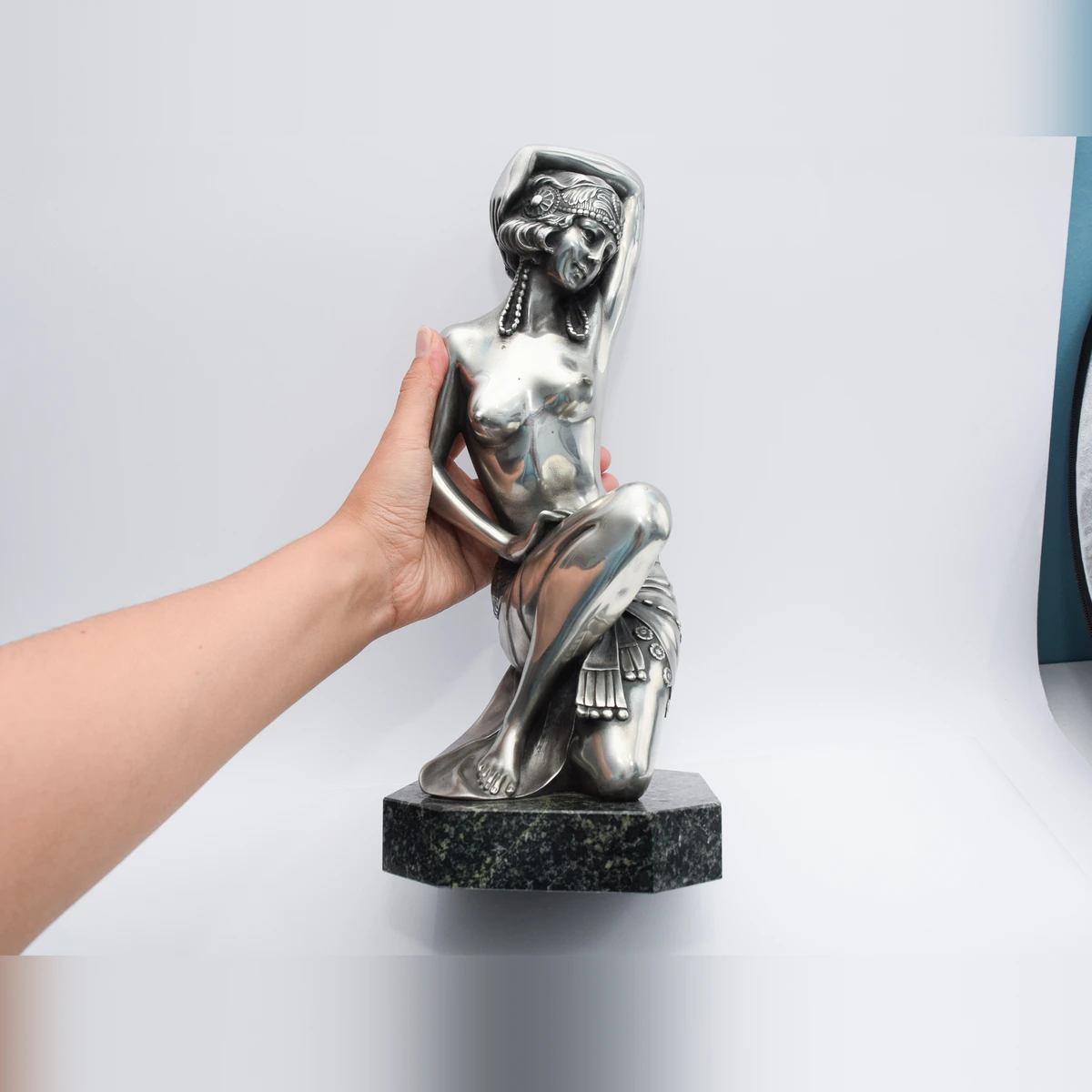 Άγαλμα Art Deco γονατιστής χορεύτριας με ασημί φινίρισμα, στο χέρι, για κλίμακα