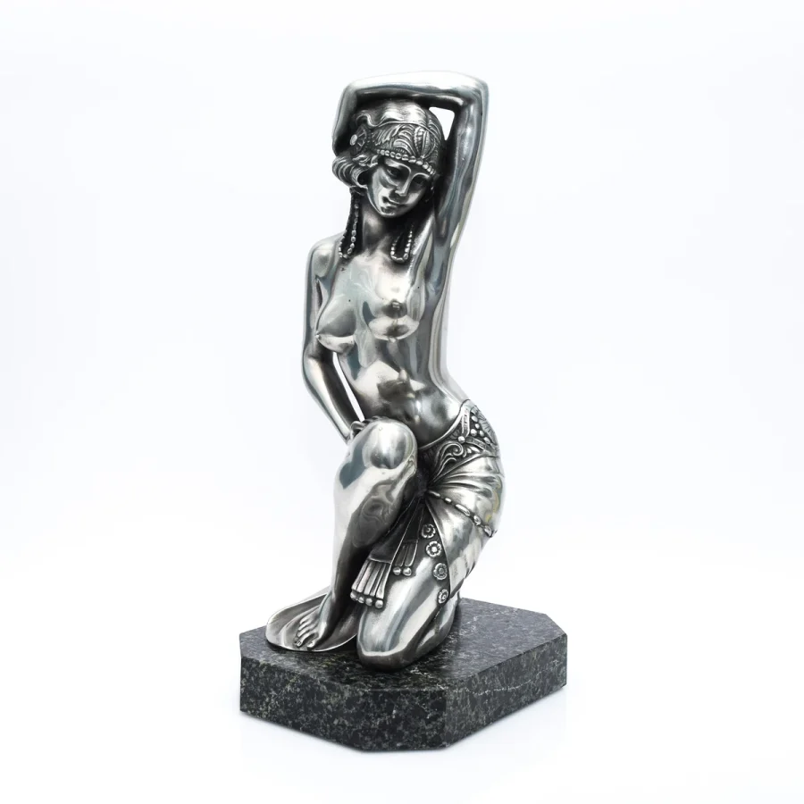 Άγαλμα Art Deco γονατιστής χορεύτριας με ασημί φινίρισμα, πρόσοψη