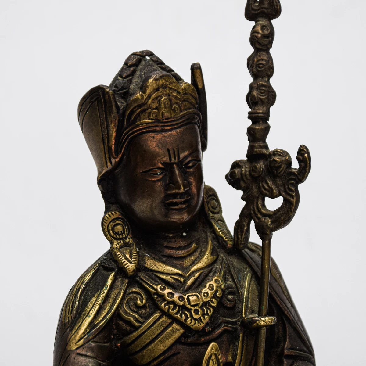 Θιβετιανό άγαλμα Guru Rinpoche με μάλα και ρολό με κείμενο, το πρόσωπο και το στέμμα