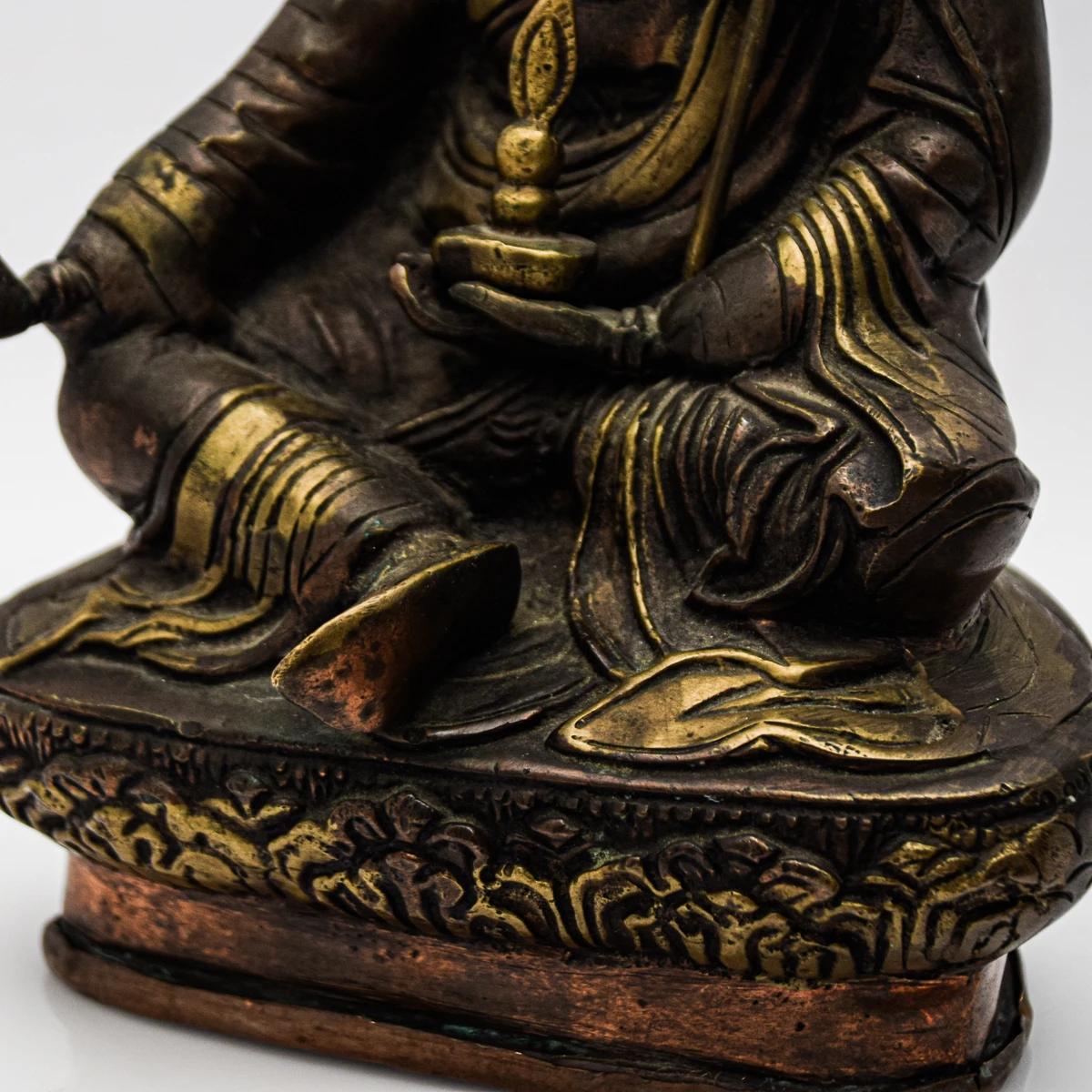 Θιβετιανό άγαλμα Guru Rinpoche με μάλα και ρολό με κείμενο, η βάση λωτού και τα ρούχα