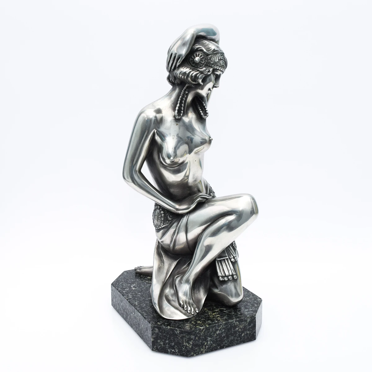 Άγαλμα Art Deco γονατιστής χορεύτριας με ασημί φινίρισμα, πλάγια όψη