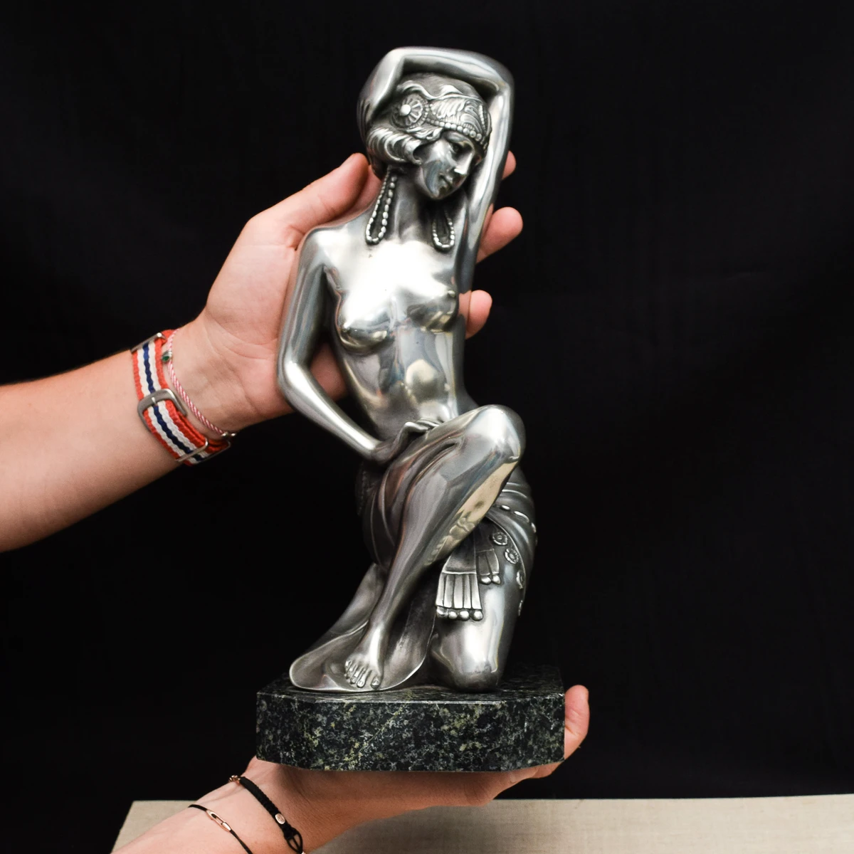 Άγαλμα Art Deco γονατιστής χορεύτριας με ασημί φινίρισμα, στα χέρια, σε σκούρο φόντο